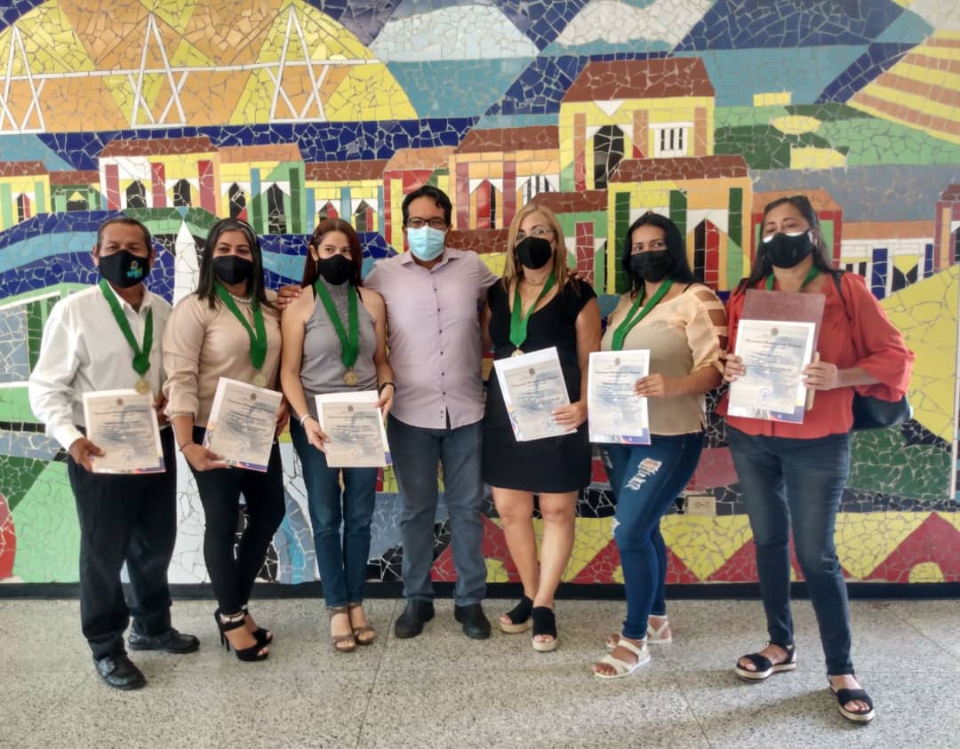 UBVEjeCaciqueM1's tweet photo. Wilmer Medina: "Excelente jornada la de hoy!!! Felicitaciones a los graduandos, y merecido reconocimiento a docentes, administrativos y obreros que siguen empujando nuestra UBV."

Sigamos juntos!!! https://t.co/nGlxg3Atpr