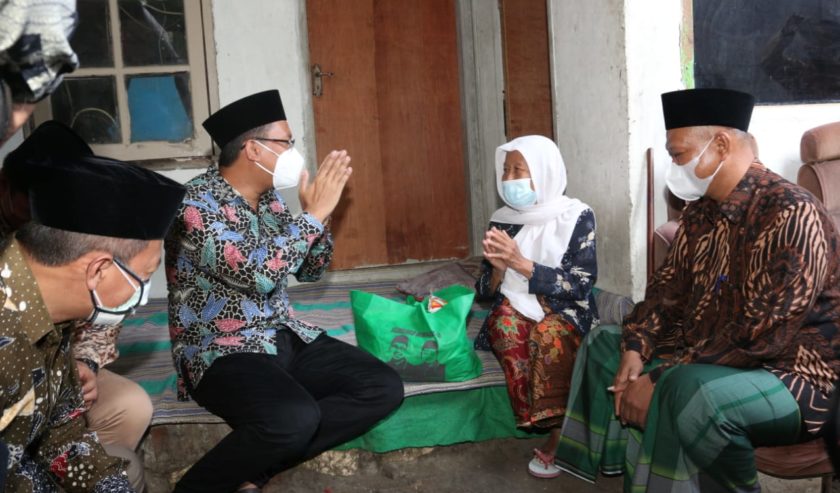 #MUpdate Gus Mudhlor, Bupati Sidoarjo mengatakan kalau Pemkab Sidoarjo akan menambah lagi paket bansos covid19 sejumlah 100 ribu paket, hal ini dilakukan untuk mengurangi dampak pandemi yang dirasakan oleh masyarkat Sidoarjo.