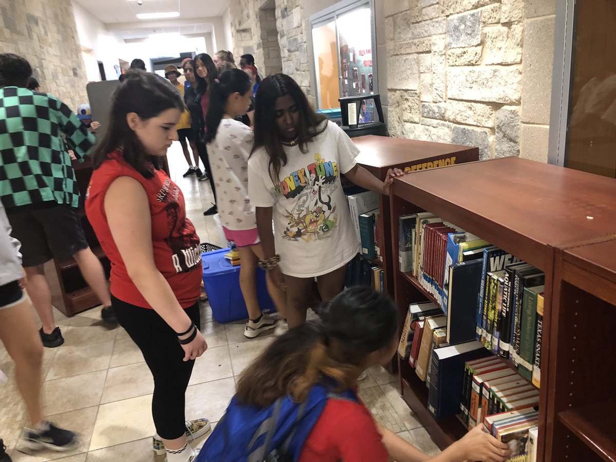 The SRPMB helped out at the middle school today during band camp! We were glad to help get things back in order for this upcoming school year. Thanks to everyone who participated!