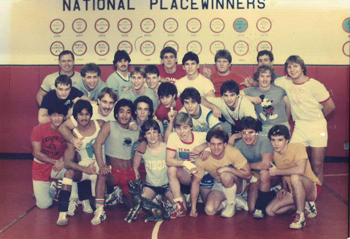 Here is a photo of the 1986 team with the #boxerstatue!
When was the last time you saw the statue in all its glory?
#goboxers