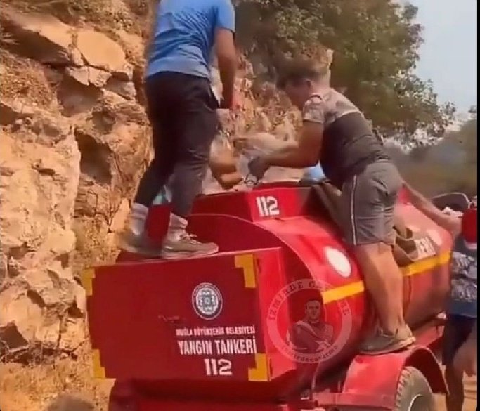 HergelePostasi's tweet photo. 📌 Erdoğan uçaktan izledi

📌 Halk yangını söndürmek için eliyle su taşıdı. 

#tayyiperdoganistifa https://t.co/Au68tBckuA