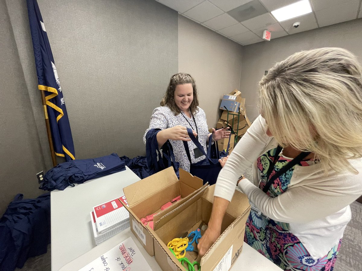SpartanburgD5's tweet image. Packing school supplies today for the Duncan Police Department&apos;s National Night Out tomorrow! 📚🍎📝  Don&apos;t miss this great event at Stoneledge Park! 💯 #NNO2021 #D5Community #WeAreD5