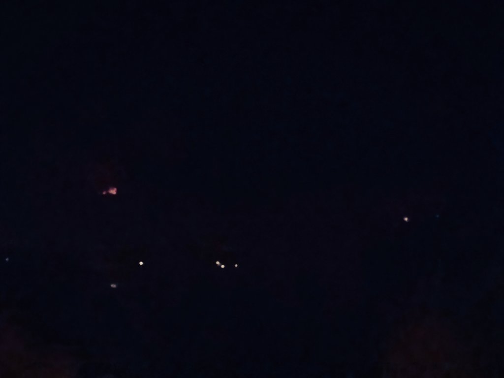 CanUder's tweet photo. Sarilar petrol kavsagindan karsi tepelere dogru cektim fotoyu anlik simdi sagli sollu yaniyor sehir tarafina dogru dikkat edin #Manavgat https://t.co/J5avS3C8VT
