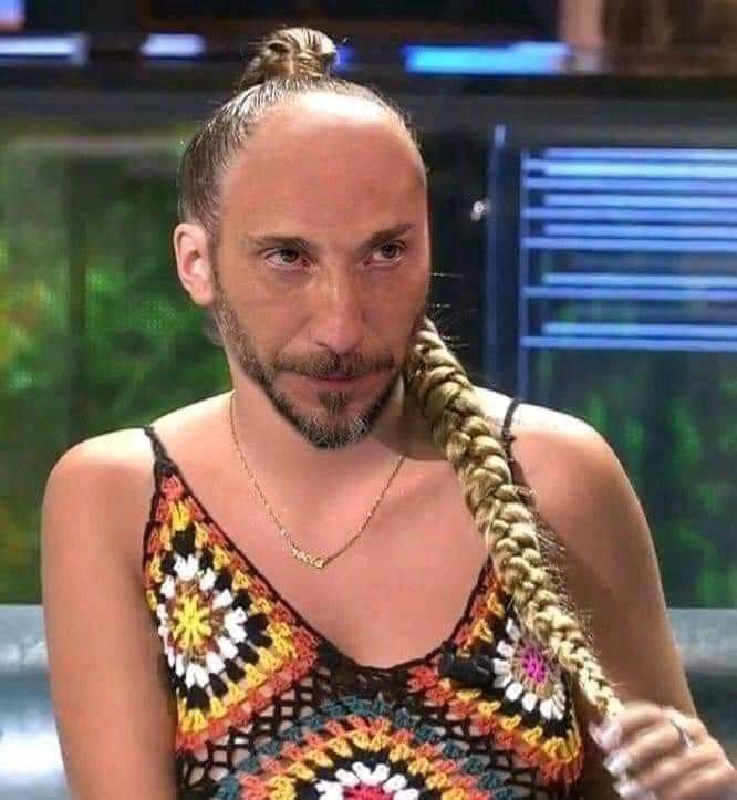 YocomentoT5's tweet photo. 😂😂 ¿QUIÉN ES? (sólo respuestas incorrectas) #AhoraYSiempreRocio #SVFinal2 #OtoñoLlega #MareaFucsia #SiempreRocioC https://t.co/x04xdhlBaZ