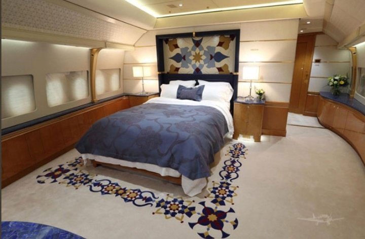 Soldaki fotoğrafta, yangında evi yanmış bir yurttaş sokakta yatıyor

Sağdaki fotoğraf, yangınlarda evleri yanan halka “Yenilerini 500 500 kira öder gibi ödersiniz” diyen Cumhurbaşkanı Erdoğan’ın özel uçağındaki yatak odası

Servetiniz bizden çaldıklarınızdır!
#tayyiperdoganistifa