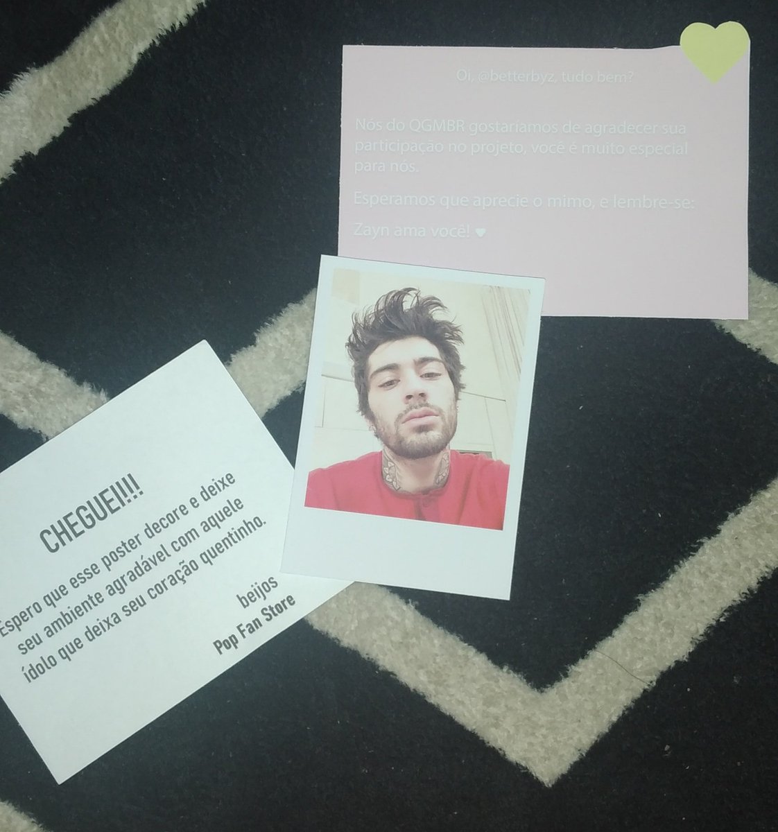 malikthv's tweet photo. Meu poster chegou!!!!! Eu amei muitooo e ainda veio uma foto do Zayn e duas cartinhas, muito obrigadaaaaa @qgmalikbra tô muito feliz de verdadee 💕💕 https://t.co/i22cHqUiuD