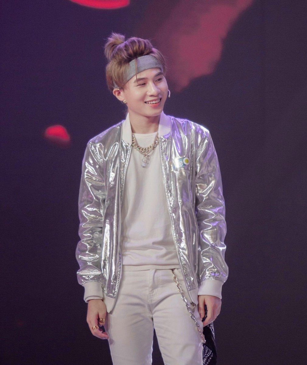 LThQunhHng10's tweet photo. @MTV REQUEST @phuongtuan_j97 @MTV
#FridayLivetream
#JackJ97 #HoahaiDuong I really like Jack’s music ,and I love himtoo https://t.co/Gn95vpoAjT