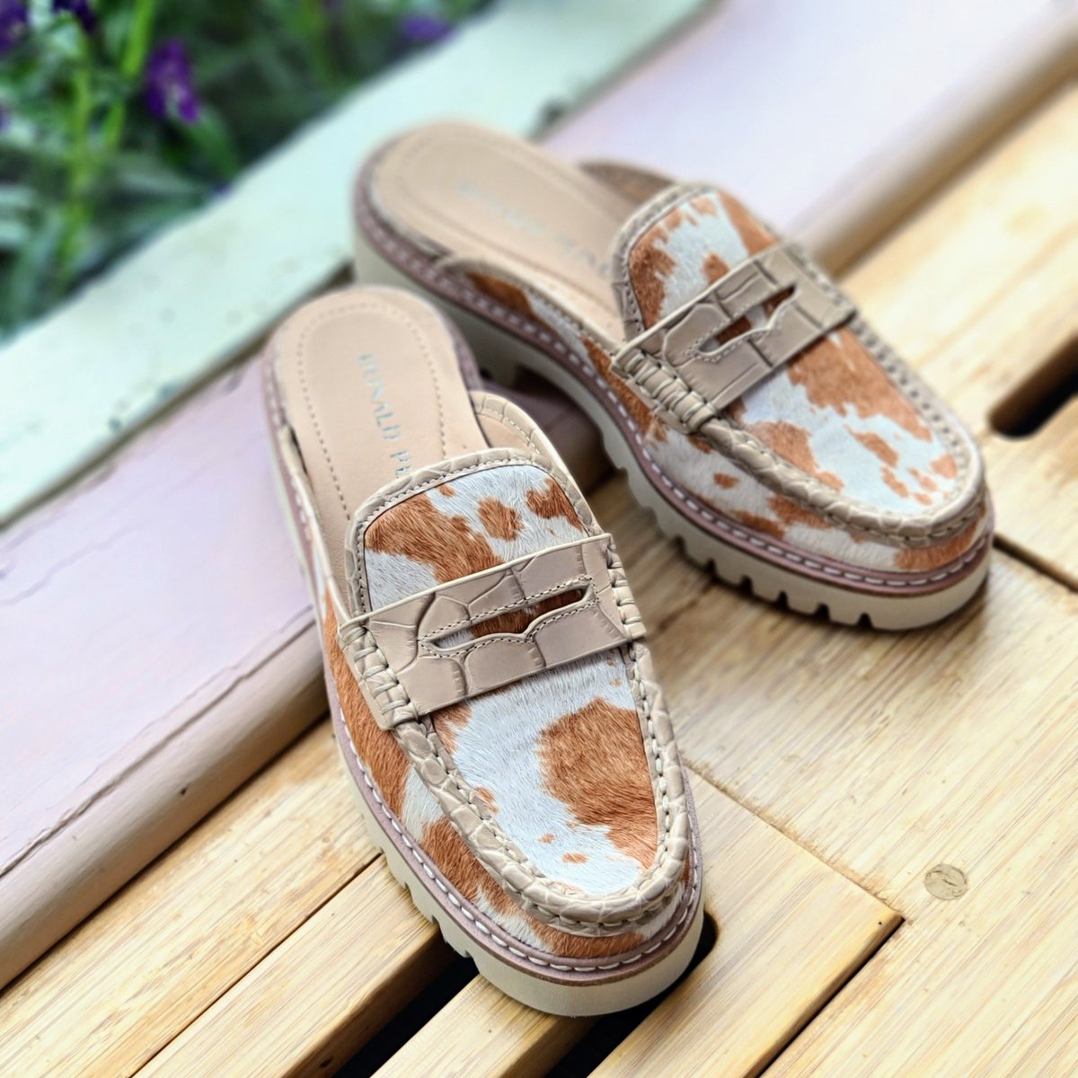 yaridsshoes's tweet photo. Comfort meets style.
Shop Hillie In-Store and https://t.co/yyVT4sf6pk
#yarids #donaldpliner #slides #pennyloafer #cowprint #shoeoftheday #shoplocal #supportsmallbusiness #shopnow https://t.co/dD6Hd48ZGQ