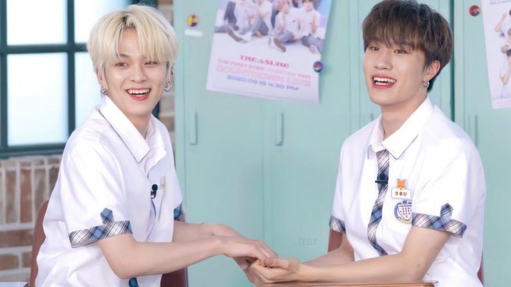 ทุกคนคะ! เเละมิสไม่อัพทวิตกับวว.เเห่งปีได้เเก่  จะเป็นใครมารอลุ้นกันวีคหน้าค่ะ //พับไมค์