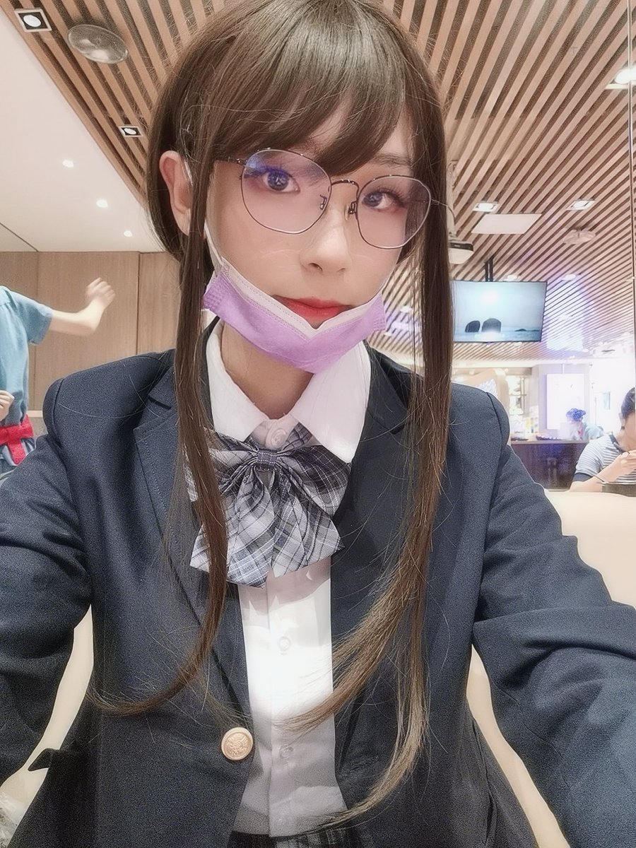 本来说和闺蜜去小公园拍点图的，可惜一直在下雨麻了，然后就随便找了个桌游店？ https://t.co/vJYR19YFh6