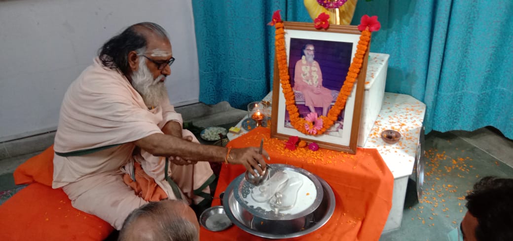 CM Noida (@chinmaya_noida) on Twitter photo Hari Om! To All, 
Paduka Puja at Chinmaya Mission Noida on the occasion of #ChinmayaAradhana day. Puja Gurudev #SwamiChinmayananda ji's Maha Samadhi Day- 3rd August
May Gurudev and Guru Parampara bless us all! Hari Om! To All, 
Paduka Puja at Chinmaya Mission Noida on the occasion of #ChinmayaAradhana day. Puja Gurudev #SwamiChinmayananda ji's Maha Samadhi Day- 3rd August
May Gurudev and Guru Parampara bless us all!