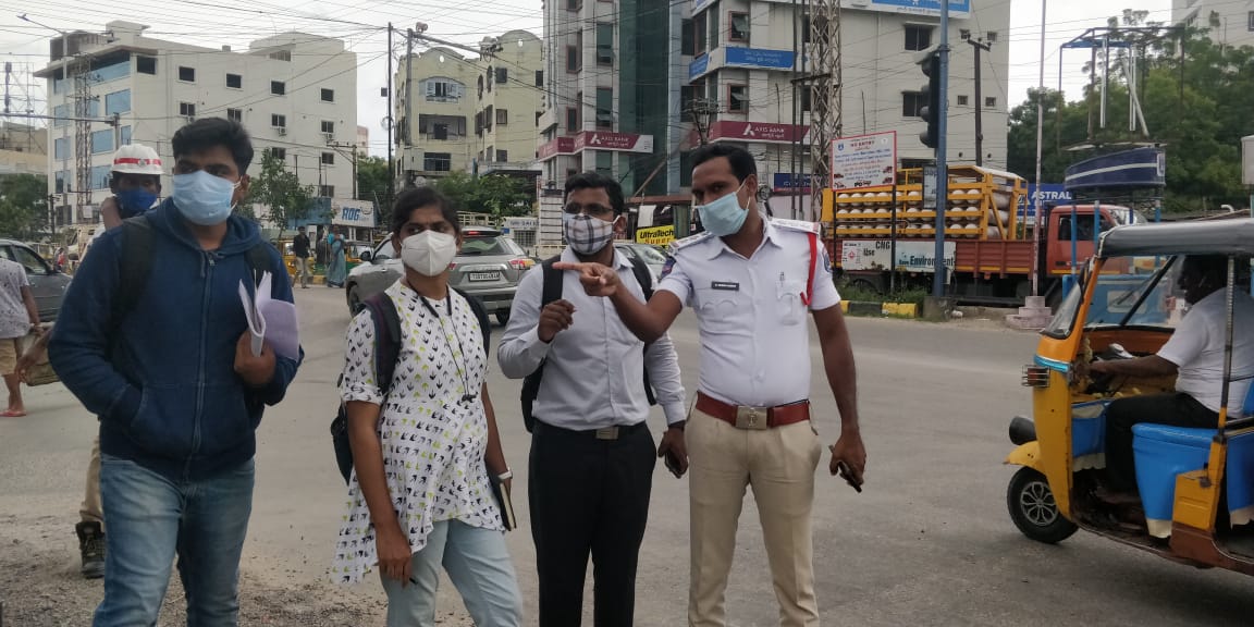 @HUMTA_hmdagov initiated congestion mitigation measures for priority junctions in Cyberabad Commissionerate area. Site visit was held with officials from @CYBTRAFFIC and @ibigroup at Miyapur and Alwyn X roads junctions.