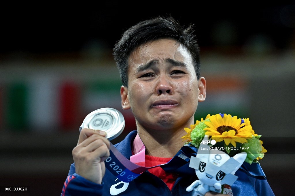 PhilstarNews's tweet photo. She too has made herstory. 🥈🥊🇵🇭

Nesthy Petecio celebrates her silver medal in the Boxing Women's Featherweight division of the #Tokyo2020 Olympics, becoming the first Filipina ever to win a boxing medal.

📷: AFP/Luis Robayo https://t.co/uuLX2mQQ1L