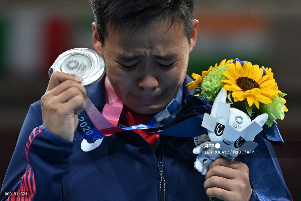 PhilstarNews's tweet photo. She too has made herstory. 🥈🥊🇵🇭

Nesthy Petecio celebrates her silver medal in the Boxing Women's Featherweight division of the #Tokyo2020 Olympics, becoming the first Filipina ever to win a boxing medal.

📷: AFP/Luis Robayo https://t.co/uuLX2mQQ1L