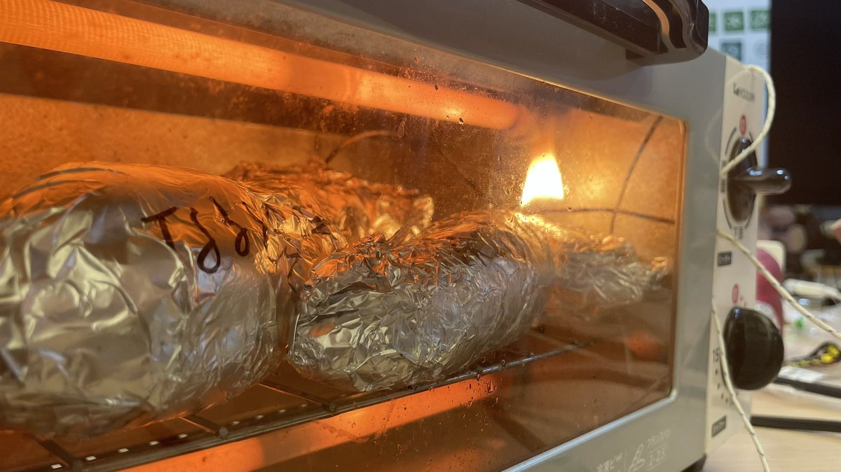 SteveKasuya2's tweet image. 熱電対つけたマイコン制御のトースターオーブンで焼き芋焼いてる時、たとえ炎が上がったとしても「これこそせうとくよ」とでも言ってあわてないことです😌 #Arduino焼き芋機