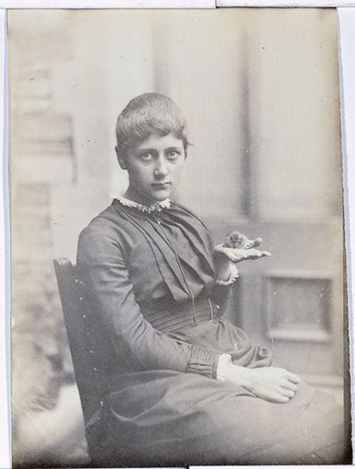 womensart1's tweet photo. Beatrix Potter, English author, illustrator, natural scientist and conservationist who contributed to science with her studies,...here with her pet mouse, Xarifa, in 1885 #WomensArt https://t.co/a7yikVh9ix