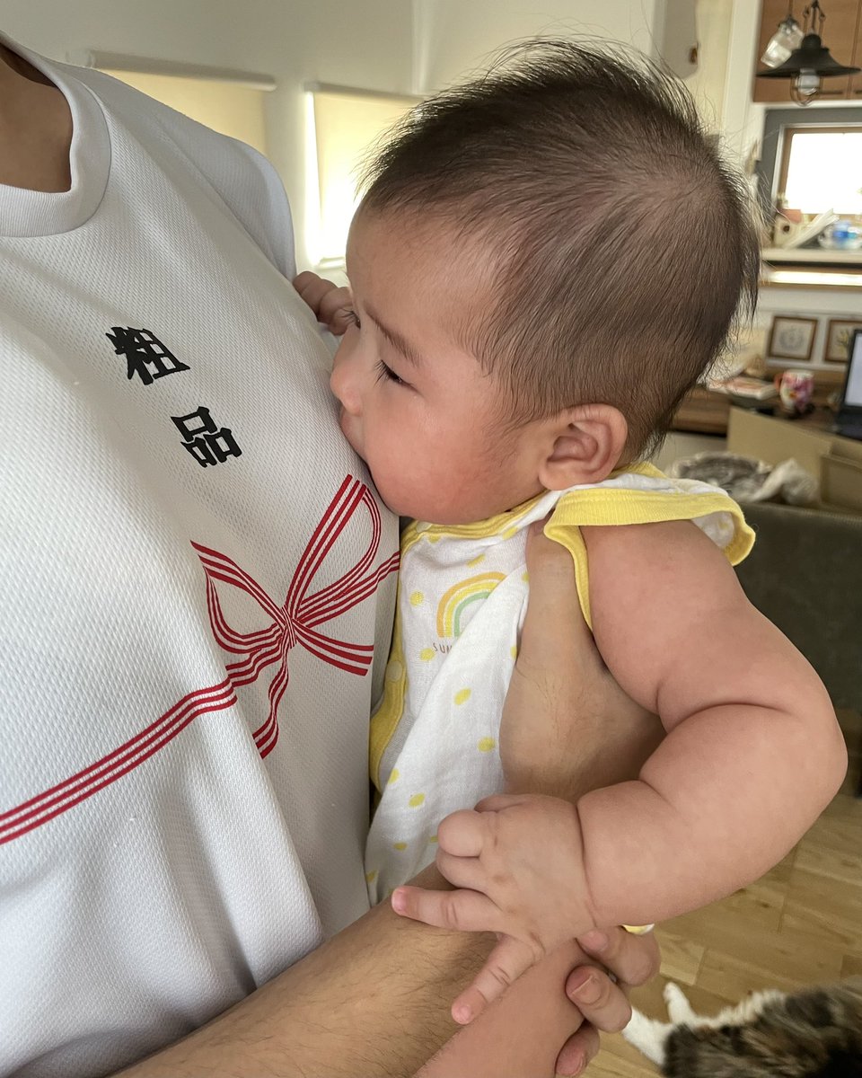 赤ちゃんの寝かしつけが苦手なパパ ブラジャーをつけろ のアドバイスに従った結果 Tシャツが気になって内容が頭に入りません Togetter 赤ちゃんの寝かしつけが苦手なパパ ブラジャーをつけろ のアドバイスに従った結果 Tシャツが気になって内容が頭に入りません Togetter