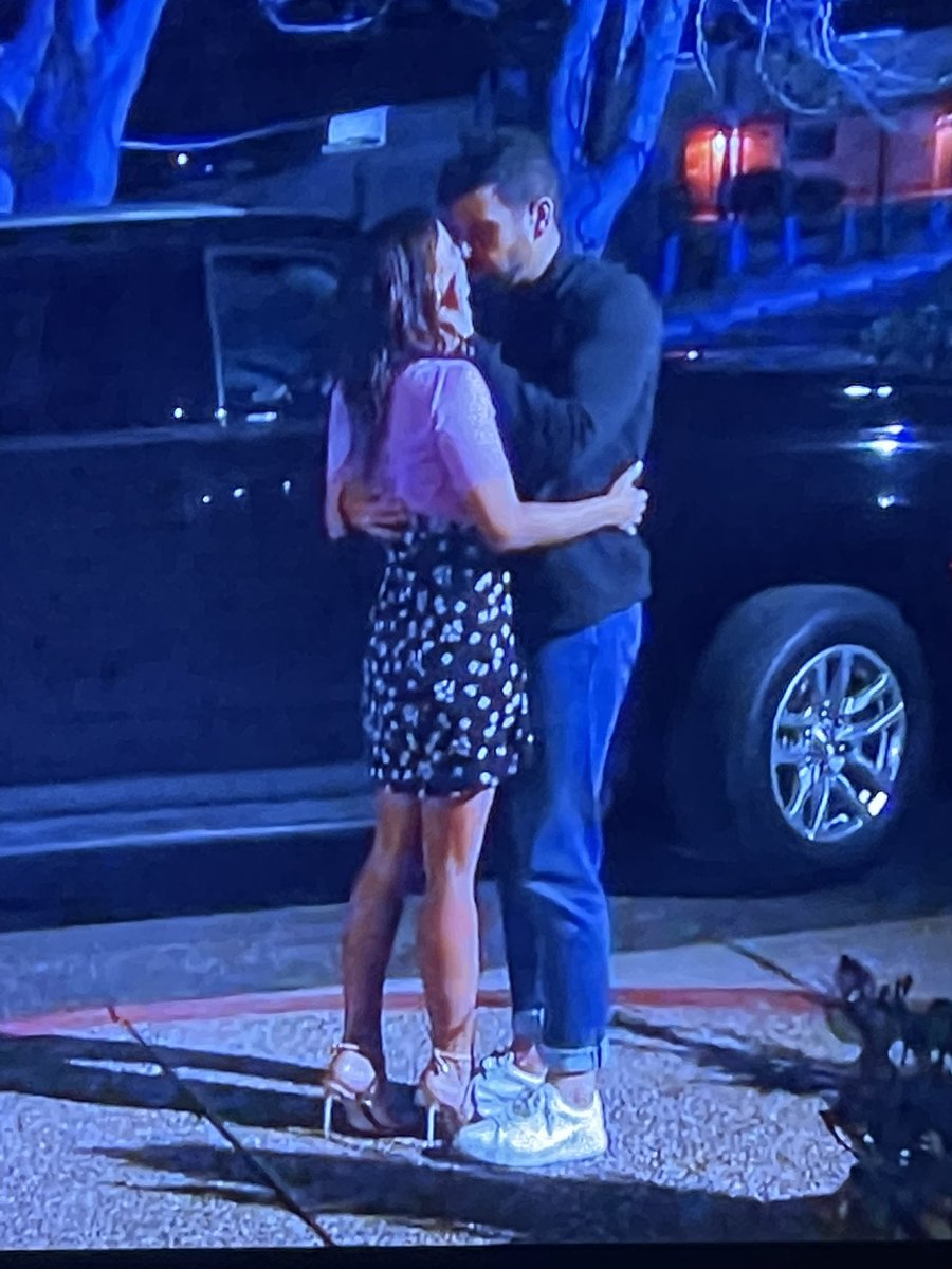 SamanthaMeranda's tweet photo. This woman has a professional stylist  #TheBachelorette https://t.co/cowYXbkc8q