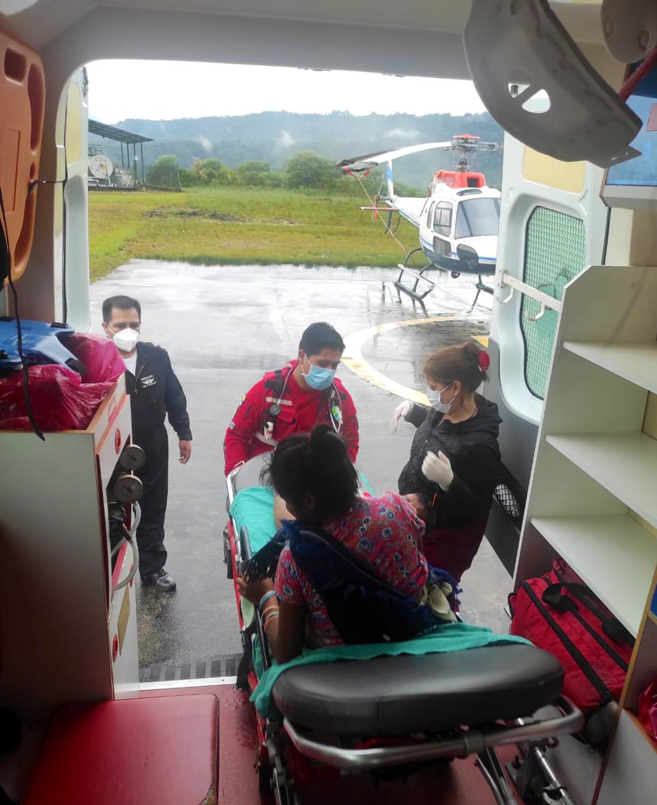 Salud_Ec's tweet photo. En coordinación interinstitucional entre @Salud_Ec y @BomberosQuito se realizó evacuación aeromédica para dos pacientes en comunidades de difícil acceso de la provincia de Pastaza, y posteriormente trasladadas en ambulancia terrestre hacia casa de salud en Puyo. #SomosSaludMóvil https://t.co/HD0NOr48Gy