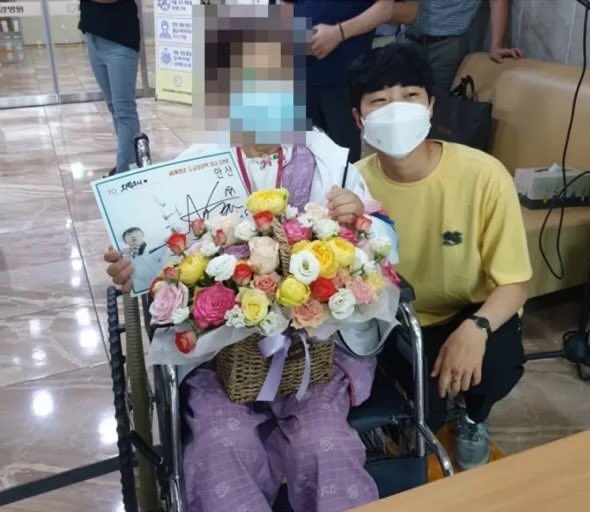 ssaaaann_'s tweet photo. 귀국하자마자 요양병원 계신 할머니 찾아가 금메달 걸어드린 올림픽 3관왕 안산 .......🥺 https://t.co/JYXShqG4j9