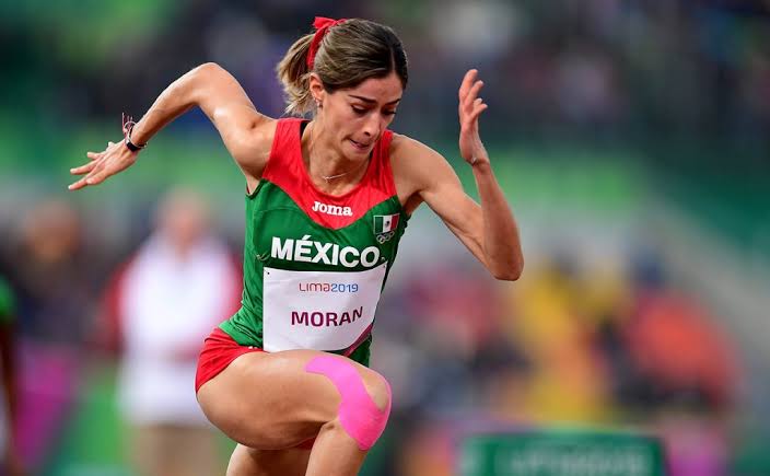 VocesFeminista's tweet photo. La atleta #PaolaMorán termina tercera en su heat de 400m y avanza a la semifinal que se realizará el próximo domingo #Campeona 🥳👏🏾🥳👏🏾 https://t.co/vyoXx4BEwe