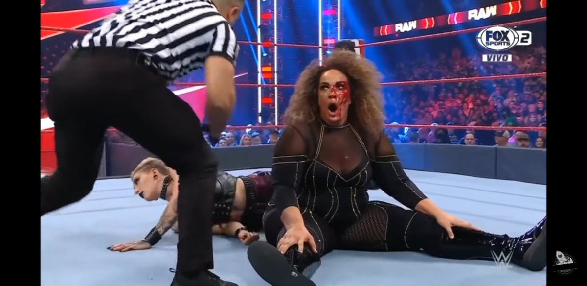EJRB12's tweet photo. What a good match between @NiaJaxWWE And @RheaRipley_WWE This one is going for the books I love it @NiaJaxCom https://t.co/UQa1uxGGTS
