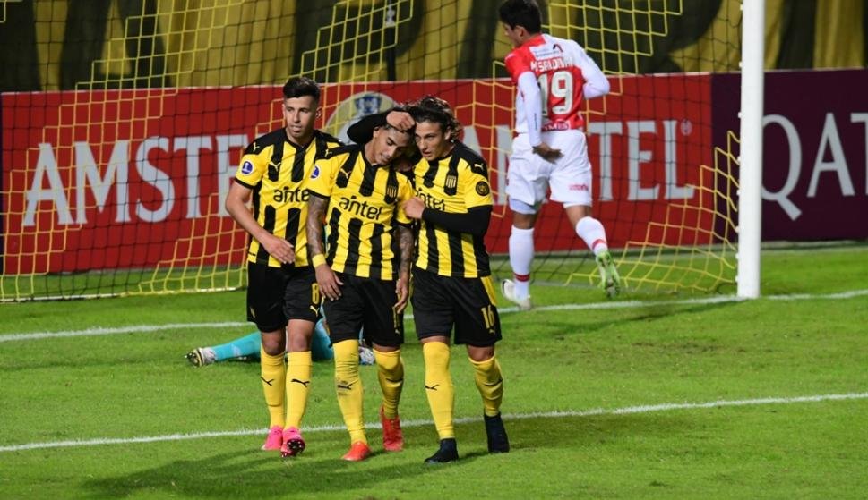 Peñarol está a un paso de una semifinal histórica a nivel continental; sin embargo, ya se le fue el 50% de la línea de 4 y hay rumores sobre otras posibles salidas

Después nos preguntamos por qué a los clubes uruguayos les cuesta competir a nivel internacional. Qué lejos estamos