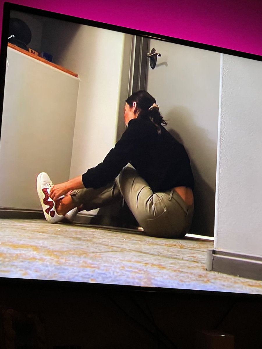 timmay2213's tweet photo. I’ll tell you what Bachelor Nation, Chris Harrison wouldn’t be sitting on the floor searching for words 🤫🤫🤫 #TheBachelorette #bachelorette https://t.co/P8FvWW3fKM
