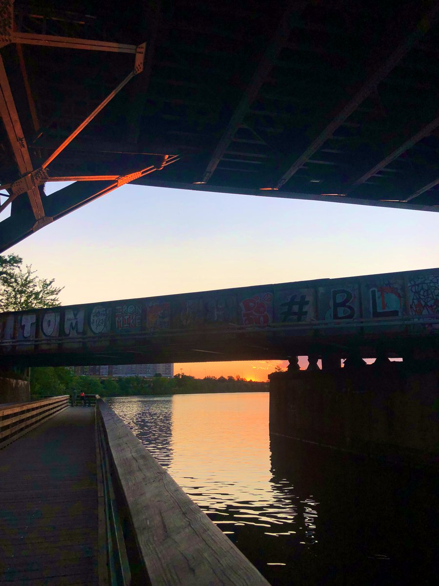 Emjay1028's tweet photo. Mondayโs coming to a close. Almost. #Boston #Esplanade #BUBridge #Sunset #MondayMood https://t.co/b3m6NXrg9z