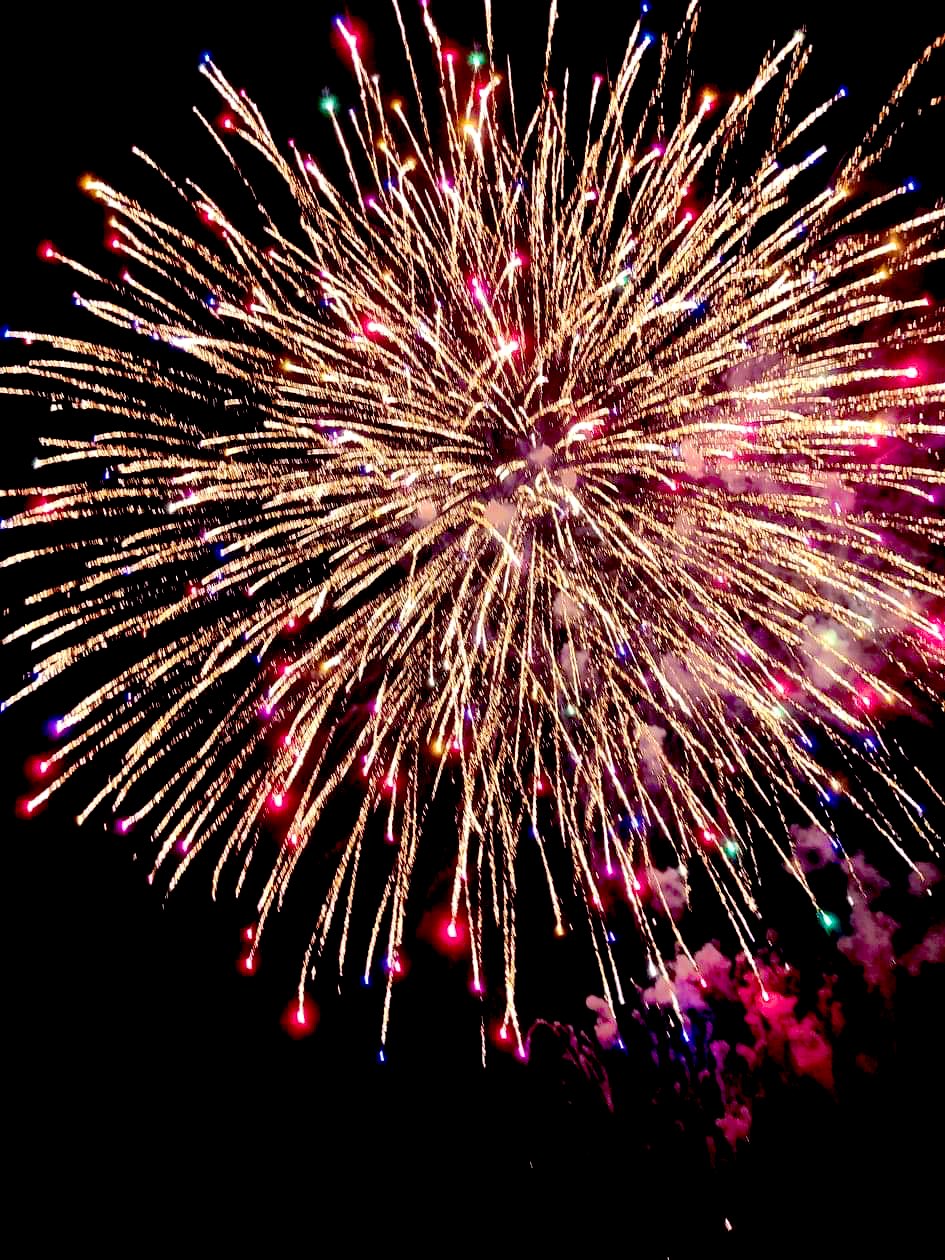 アフロりゅうじ Youtuber 昨日打ち上げた花火 友達が撮ってくれたやつ貰いました めちゃめちゃ良かったし 仲間と一緒に上げる花火っていつも見てる花火より特別な感じしたなぁ てか 花火打ち上げる山形庄内すごい いいよね くらすべ山形移住応援