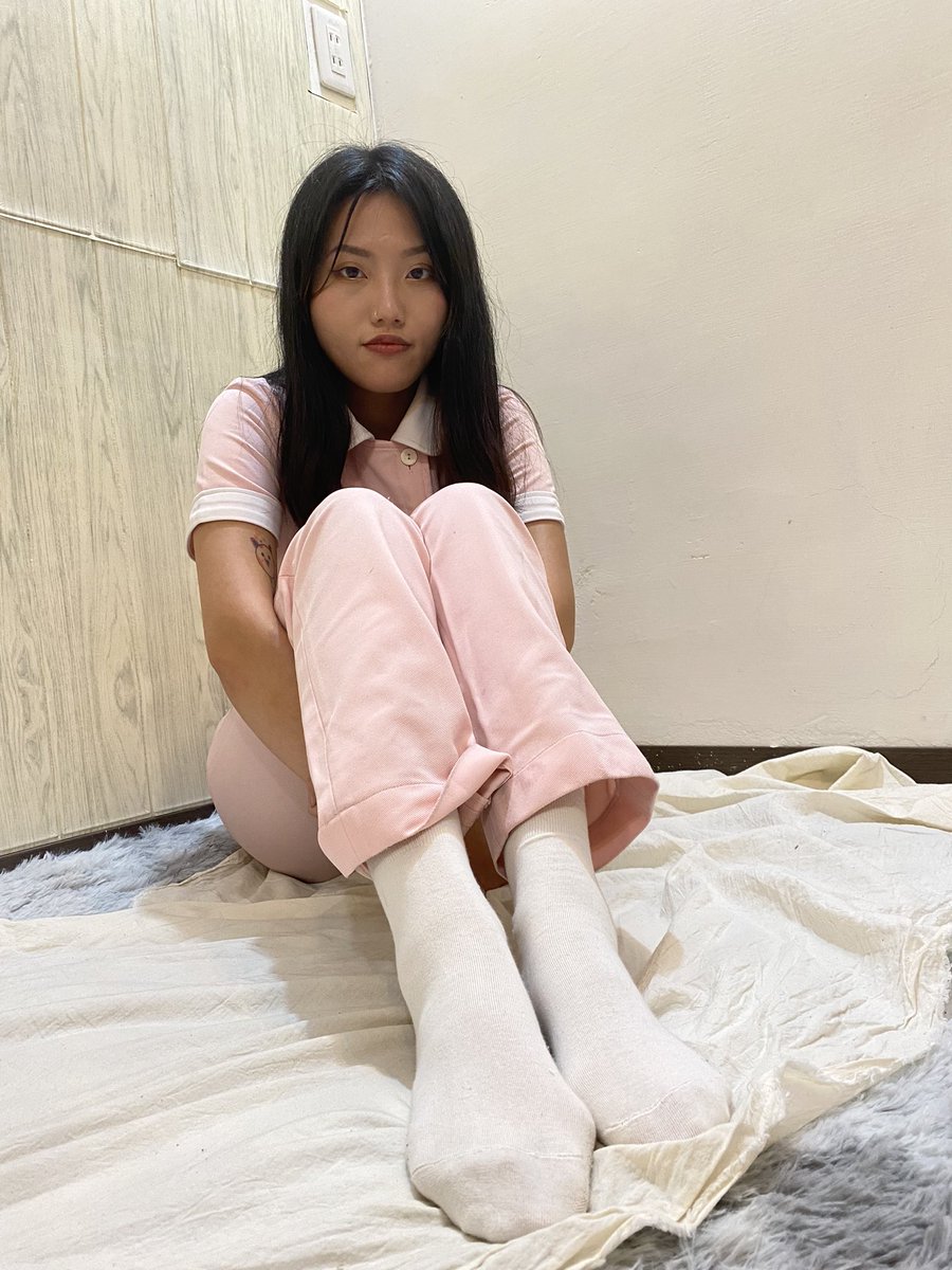 tifh2020's tweet photo. Momo is a dentist assistant. I approached her when she just got off work and asked if she has been tickled before. Surprisingly she is kinkier than I thought and was cool about filming a tickling video.  #tickling #tickle #戀足 #足控 #恋足 #足裏 #くすぐる https://t.co/mP3WSxLEqk