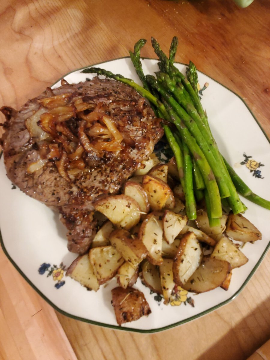 IrishWhiskeyTim's tweet photo. Herb encrusted prime NH Delmonico ribeye with caramelized Spanish onions, petite asparagus and roasted baby red potatoes. @sak_shoes https://t.co/sVHDdifTy5