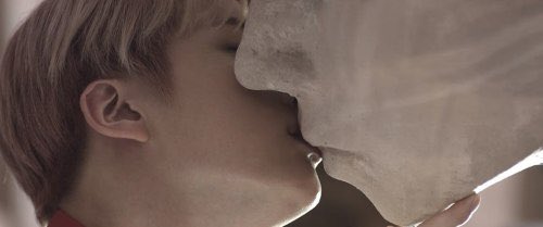 stoneryoong's tweet photo. Suicide room (2012)  |  BST (2016) https://t.co/fq9jsX7Q4w