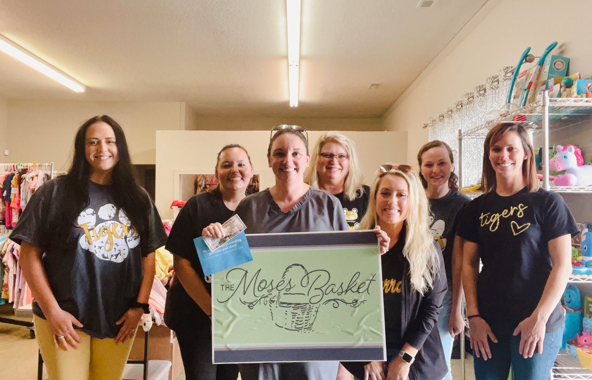 MESMrsWyatt's tweet photo. Thank you @1776Bank for allowing us to participate in the random acts of kindness challenge! The third grade team enjoyed paying it forward to The Moses Basket. I am proud to be part of such a wonderful community! #IndependenceBank #MurraySchools https://t.co/wPgDNObBHI