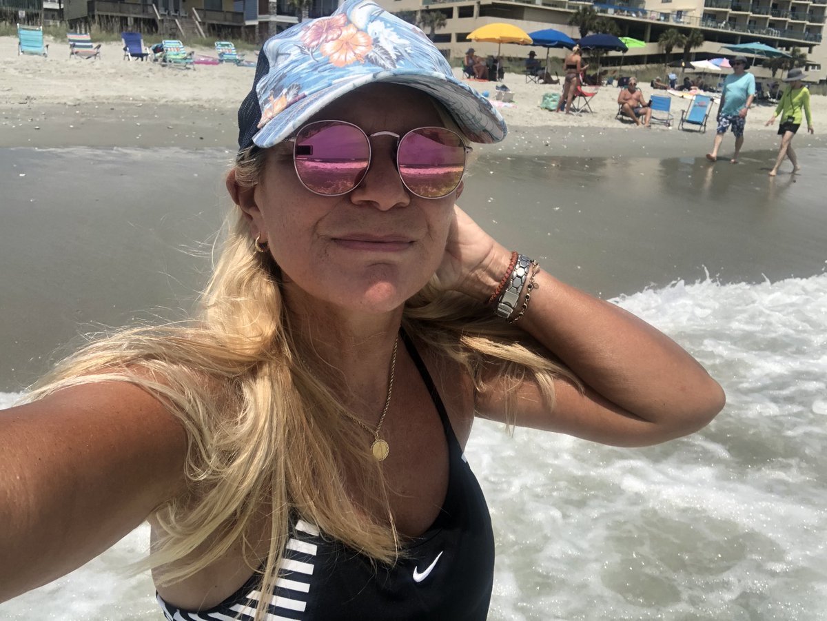 reallyJudyGood's tweet photo. Absolutely gorgeous beach day! Rocking my fav Yankee Rose @BlendersEyewear and a @SaltLife trucker hat. Life is good if you let yourself sparkle 👍🏻#saltlife #blenders #nike #salt #sun #surf #summer #vlessed https://t.co/WugsHP8v2s