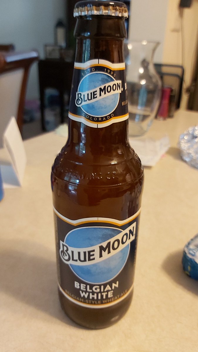 ElizabethLim4's tweet photo. @BlueMoonBrewCo So disappointing when you go to drink your beer and there is stuff floating around in the bottle. https://t.co/jiFIy2tRNp