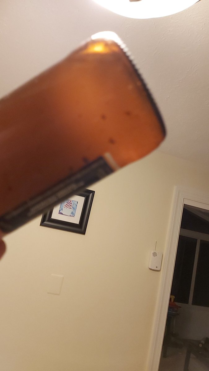 ElizabethLim4's tweet photo. @BlueMoonBrewCo So disappointing when you go to drink your beer and there is stuff floating around in the bottle. https://t.co/jiFIy2tRNp