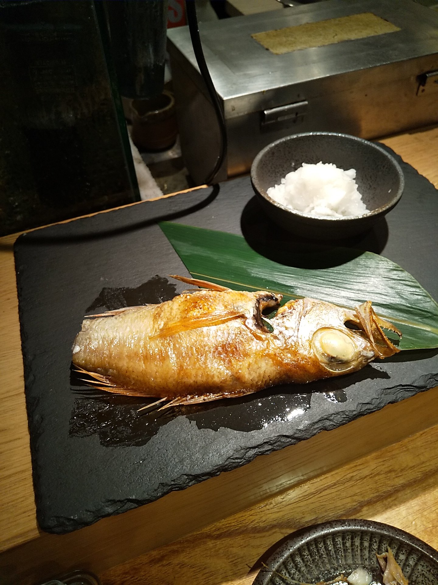 食べられる内は大丈夫 新焼魚定食 焼乃 魚島 ヤキノウオジマ 那覇市久茂地58号線サムズ曲がって左手 ランチタイムは魚定食屋オサカナノヒ コの字カウンターの中で焼き上がった順にのどくろ サーモンイクラ とろ塩サバ 鰻の4種が出てきます 塩