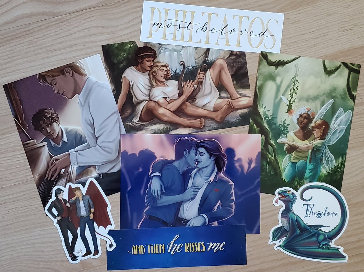 KayRoseBee's tweet photo. 214/365
My prize package came in from @VScrivanoKelley
💙
#Project365 #photooftheday #bookfanart #redwhiteandroyalblue #rwrb #thesongofachilles #tsoa #houseintheceruleansea #carryonsimon #simonsnowseries #snowbaz https://t.co/7aBMJfzCTx