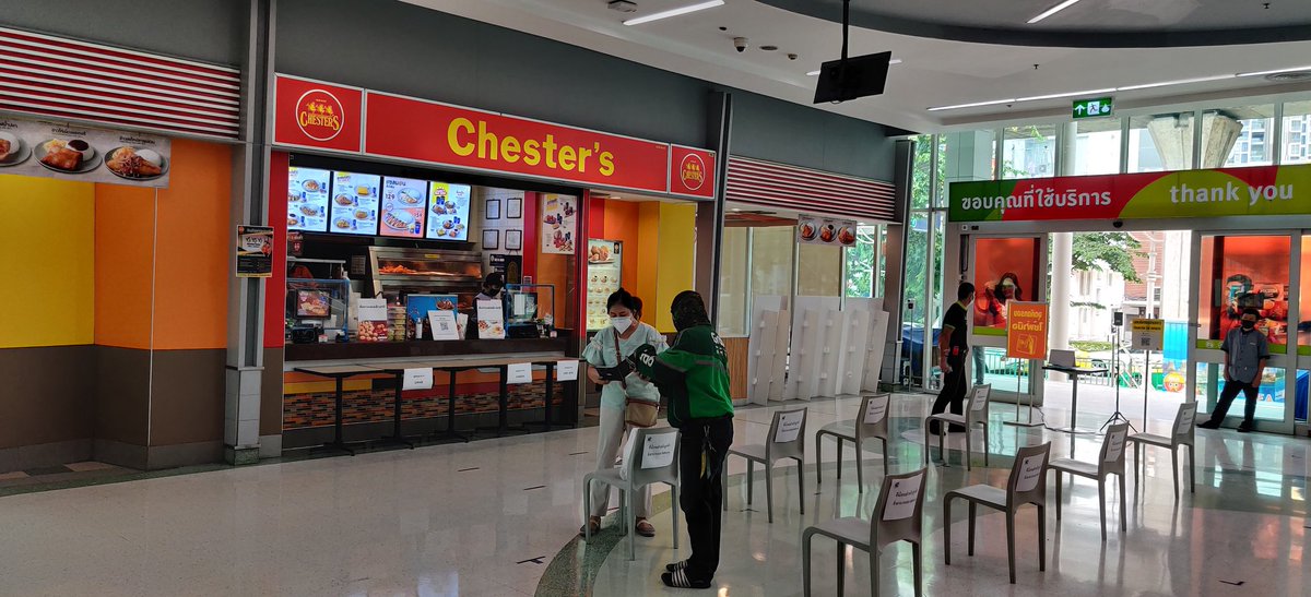 charathbank's tweet photo. ร้านอยู่ตรงหน้า แต่เข้าไปซื้อไม่ได้ ต้องซื้อผ่านเดลิเวอรี่เท่านั้น และภาพที่เห็นตรงหน้าคือพนักงานส่งกำลังส่งของให้ลูกค้าหน้าร้าน 555 https://t.co/1uTcZgi2WP
