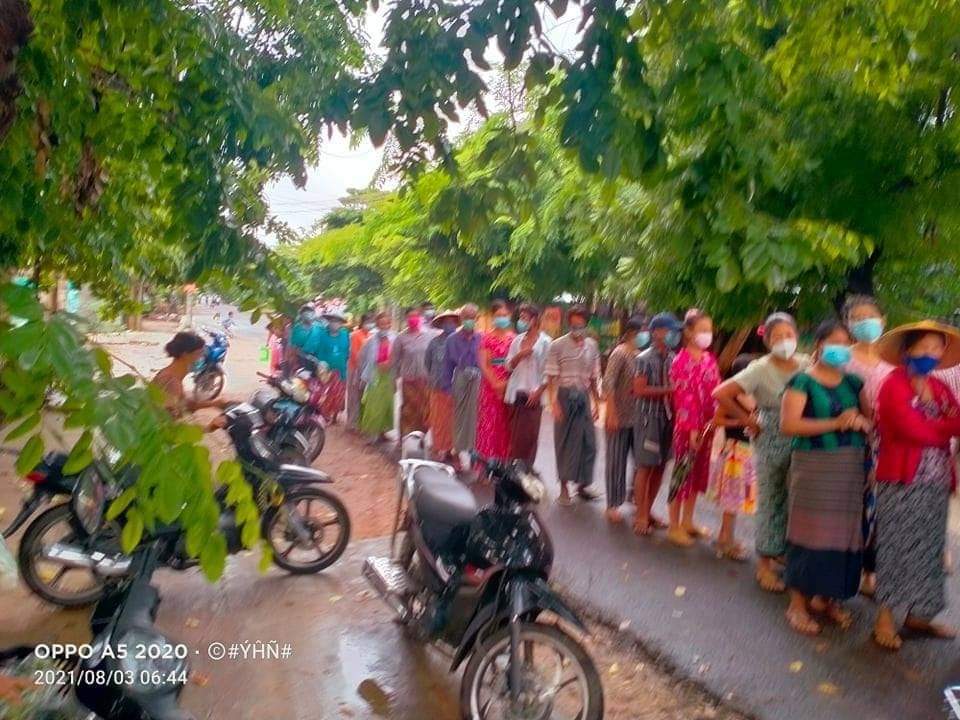 Monywa youth volunteers distribute food and medicine to those in need as part of "From people, To people" campaign.
#OurGovernmentNUG
#Aug3Coup 
#WhatsHappeningInMyanmar