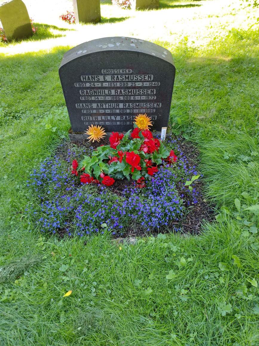 NathOnTheRocks's tweet photo. @LoreneScafaria Today my grandma Ruth would’ve been 102 💙 Here she is at her 75th birthday, and then when she was so young! (next to grandpa Hans). And their grave today in Oslo ❤️ https://t.co/42coJDPXt1