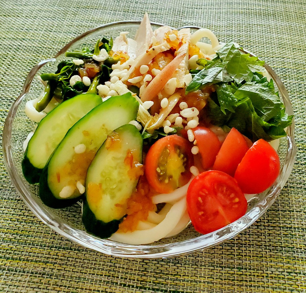 michirusite's tweet photo. 「暑くて食欲ないね～」に誰も同意してくれない😅…仕方がない⁉️ので、母の家庭菜園で採れた野菜と先日作った鶏ハム等々ぜーんぶのせてサラダうどん🍅毎年の��ながら夏休みのお昼ごはん大変で～す💦
#おうちごはん
#お昼ごはん
#おうちごはん記録 https://t.co/pmTICmyYzQ