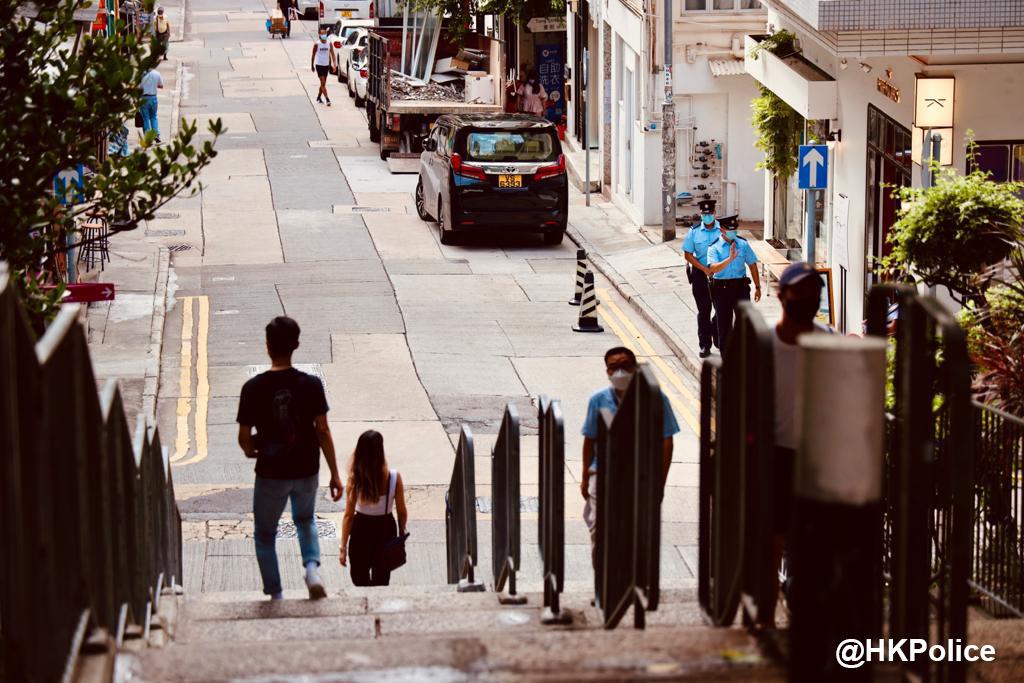 hkpoliceforce's tweet image. #HKPFootprint🚓| Click-clack,click-clack…duo patrolling #BridgesStreet @SheungWan, where stood #HistoricBuilding—arched doorway+terracotta brickwork(Chicago School-style architecture)topped off w/ Chinese roof tiles—epitomising🇭🇰’s #EastMeetsWest heritage back in #ColonialHK era