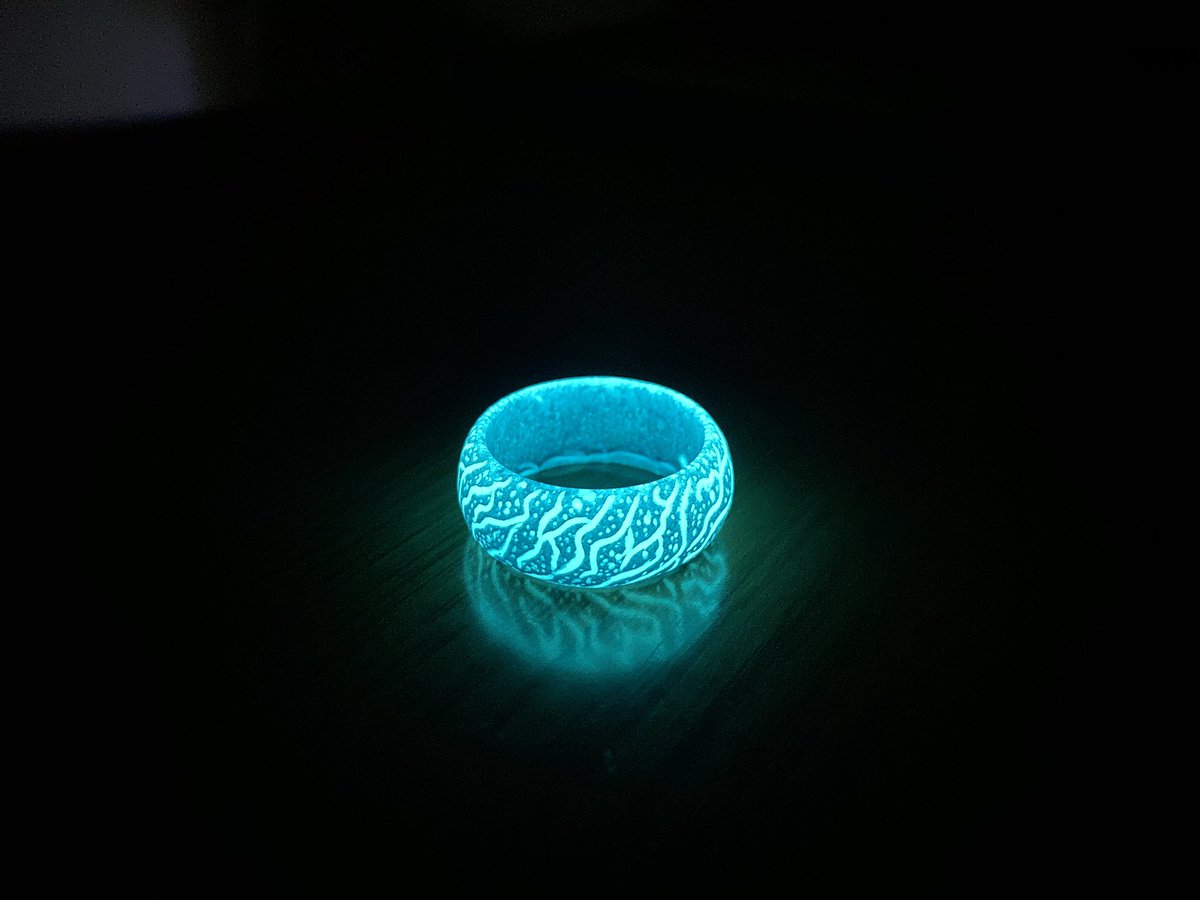 FunkyLama1's tweet photo. 暗闇で光るリングShiniteリング💍
をより楽しんでほしいので、耳よりな情報を👂✨

スマホのフラッシュライトや太陽の光でも十分に光るのですが、

🙆‍♀️UVライトに当てるとさらに真価を発揮しますよ💍✨
ぜひ試してみてくださいね🦙

#サマーセール
#FunkyLamaShop
https://t.co/YHxOvIOxG3 https://t.co/Kb6xU9d8tN