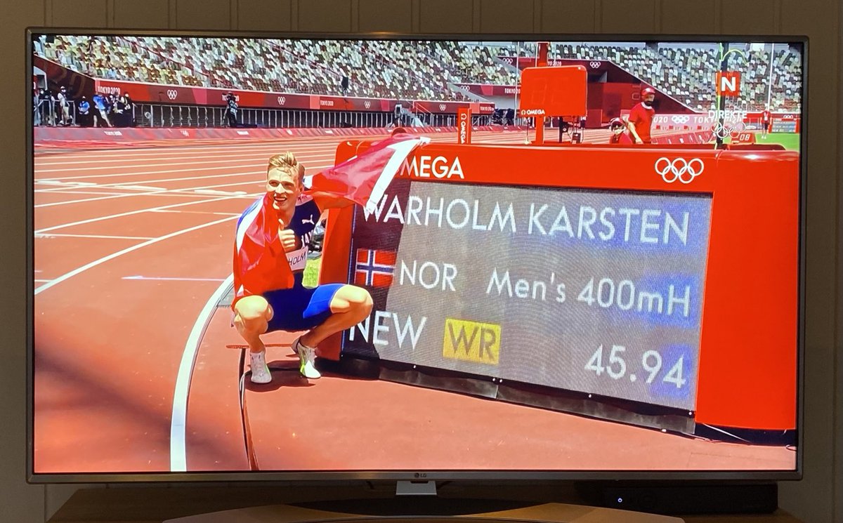 geirstor's tweet photo. Gratulerer med OL-gull på 400 meter hekk til herlige Karsten Warholm 🎖🏆🇳🇴❤️😍 Et løp for historiebøkene 👍 #KarstenWarholm #Tokyo2020 #400mHurdles #Ulsteinvik #Norge #Norway #NewWR #45.94 #Gold #Olympics https://t.co/pJlKAi7AbY