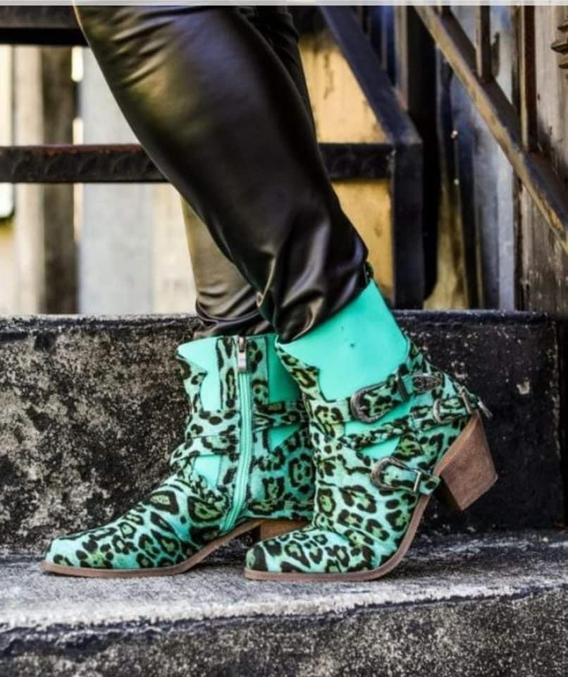 KymsKlosetSA's tweet photo. We don't just carry any boots at Kym's Kloset.
We have fashions just as unique as you are. 

Come see what's new!

#rockthoseboots 
#borntostandout 
#kymskloset 
#shoppingwithapurpose https://t.co/S0sbv8mf5P