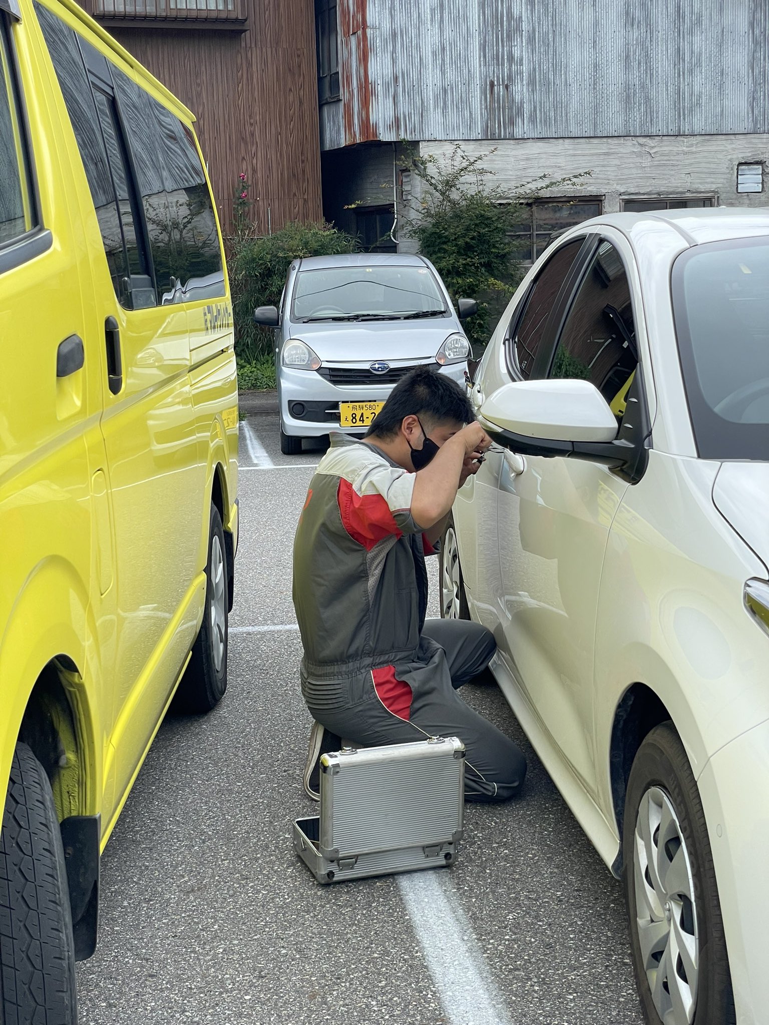 Kenn Ejima 結局 機械的にドアは開けられたのだがセキュリティ 機能で瞬時に自動でロックがかかってしまい エンジンをかけるところまで進めず ギブアップ アラームなども鳴るのでバッテリー切れではなく Btレシーバーの故障の可能性が高そう というわけ