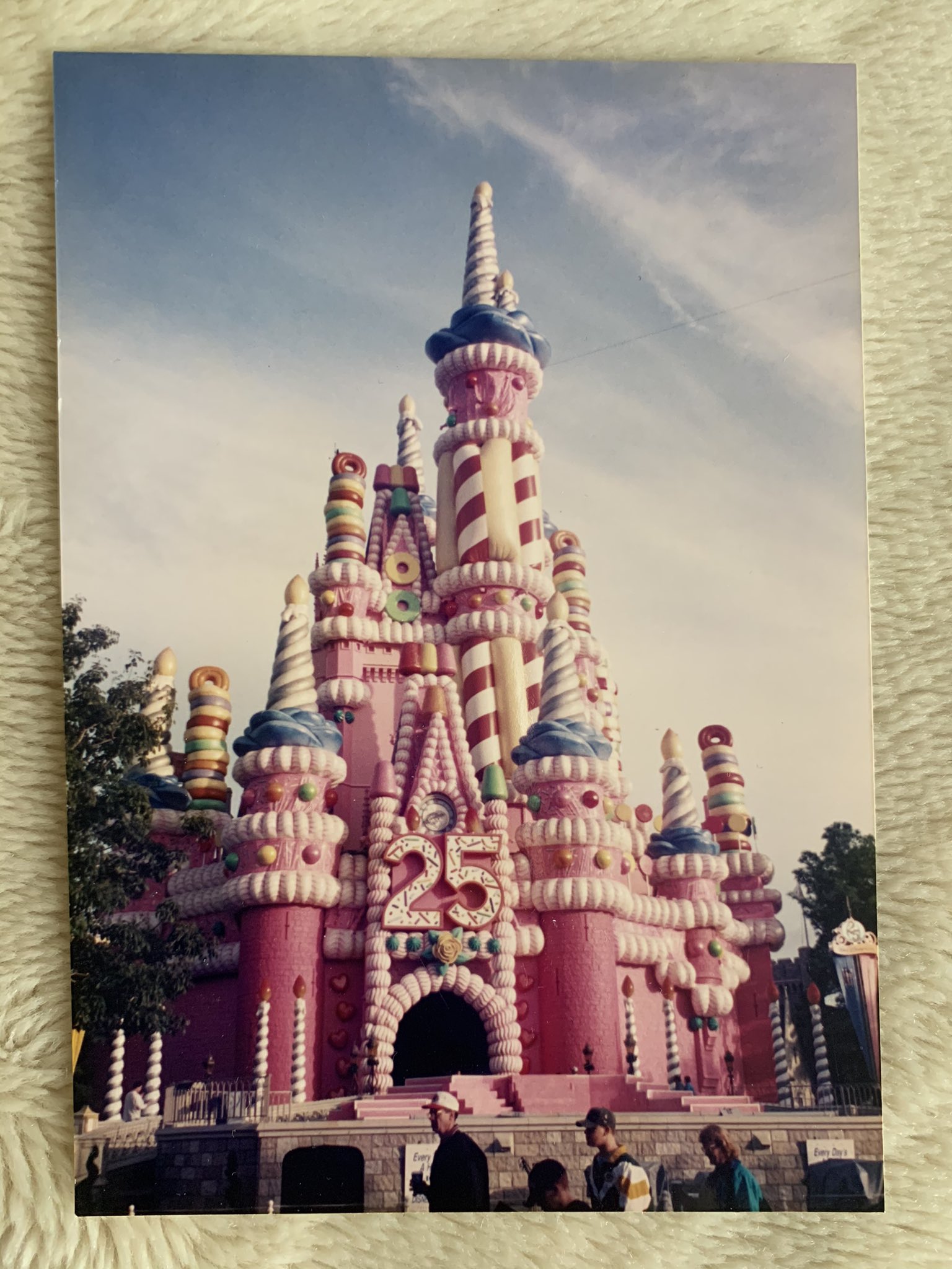 おくる フロリダディズニーはまじでいいからコロナがおさまったらみんな行こうな これは25周年のときのシンデレラ城のデコレーション ヒルナンデス フロリダディズニー T Co Jnrquvc6eu Twitter