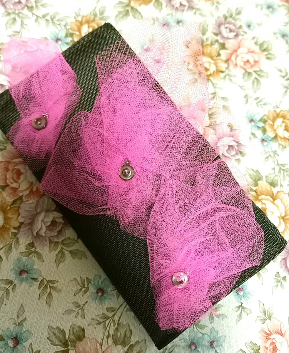 Mari__Rowan's tweet image. I made smartphone case

with water repellent cloth.

撥水生地でスマホケースを作りました。

#waterrepellent #tulle #shellbuttons 
#smartphonecase
#スマホケース #撥水生地
#チュール #貝ボタン